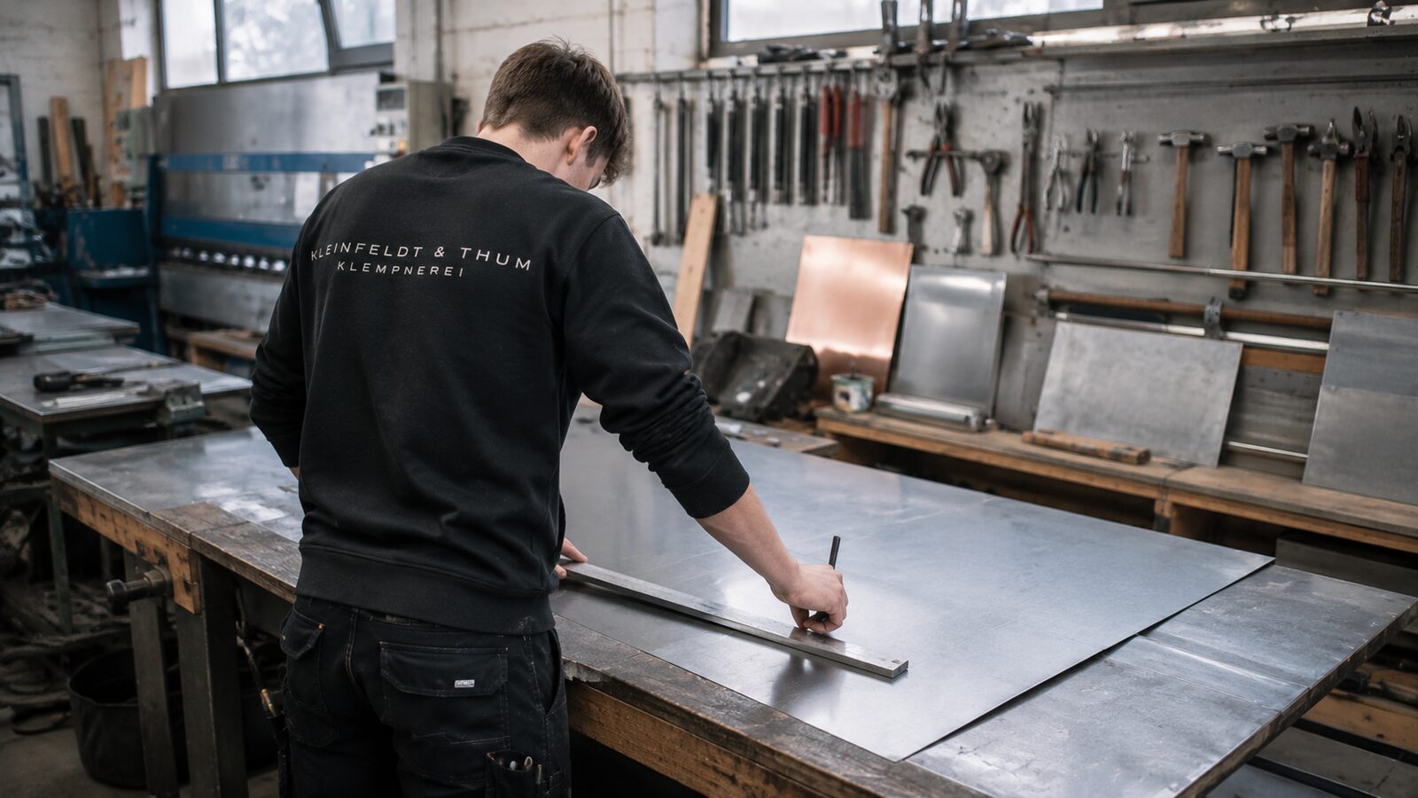 Arbeit im Team bei der RK Bauklempnerei – Werkstatt und Baustelle