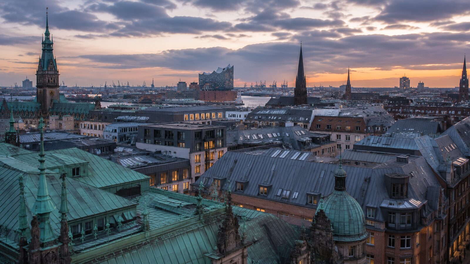 Blick über die Dächer Hamburgs – das Arbeitsrevier der RK Bauklempnerei